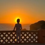 Meghan Markle compartilhou uma foto ontem em seu Instagram de seu filho mais velho, príncipe Archie, que foi retratado por trás quando se levantou e assistiu ao pôr do sol laranja radiante