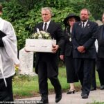 A procissão fúnebre para o filho de Callum na Igreja dos STs. Elphina em Warrington