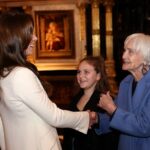 Princesa do País de Gales fala com Dame Sheila Hancock no serviço