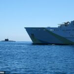 HMS Tyne, à direita, foi destacado como parte da operação da OTAN na sombra russa subaquática Krasnodar, saiu quando ele emergiu de volta para o país do Mar Mediterrâneo