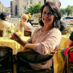 Karen Carter, uma mãe casada de 65 anos, foi encontrada do lado de fora da propriedade na noite de terça-feira passada depois de sair para o Cafe, na vila de Tommolat, correu na vila de Tommolat