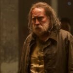 Um homem aponta para sua arma em 'The Mule'.