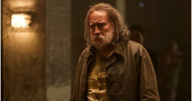 Um homem aponta para sua arma em 'The Mule'.