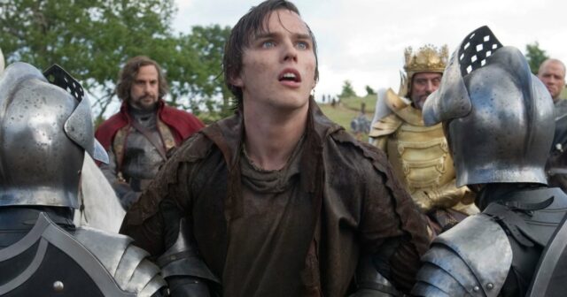 3 filmes subestimados da Netflix para ver neste fim de Um homem aponta para um arco e uma flecha no 'Assassin's Creed'.