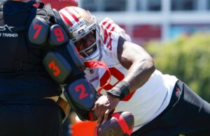 49ers Campo de treinamento de estreante: Mykel Williams, a melhor escolha do rascunho, grooving enquanto Alfred Collins observa O Mykel Williams (98), do San Francisco 49ers, durante um treino no Levi's Stadium, em Santa Clara, Califórnia, na sexta -feira, 9 de maio de 2025. (Shae Hammond/Bay Area News Group)