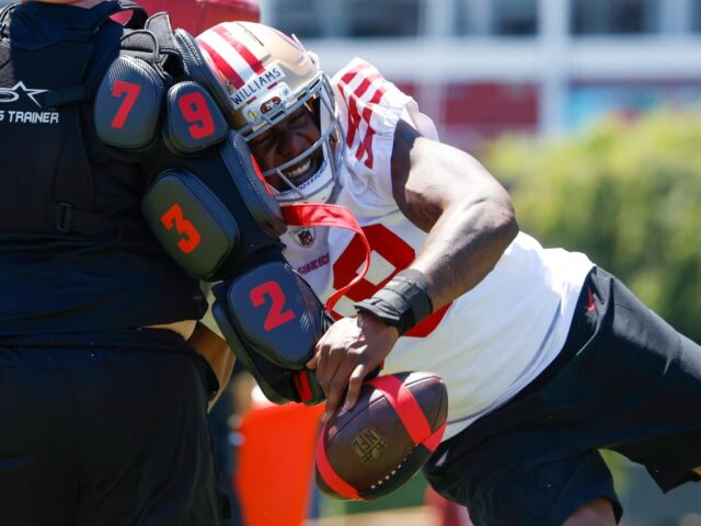 O Mykel Williams (98), do San Francisco 49ers, durante um treino no Levi's Stadium, em Santa Clara, Califórnia, na sexta -feira, 9 de maio de 2025. (Shae Hammond/Bay Area News Group)