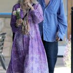 O rebelde de Hollywood, Nick Nolte, mostrou seu belo lado enquanto tomava banho de sua esposa Clytie Lane com flores e um almoço especial do Dia das Mães