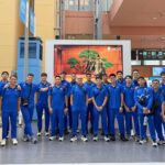 A equipe masculina da Alas Pilipinas, ao chegar ao Japão antes da Liga dos Campeões do AVC.