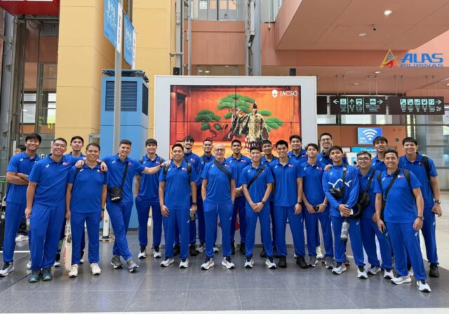 A equipe masculina da Alas Pilipinas, ao chegar ao Japão antes da Liga dos Campeões do AVC.