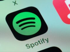 Spotify aumentará preços nos EUA no primeiro trimestre do próximo ano, diz relatório Spotify, Apple Music on smart phone screen.