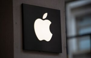 Para não ficar atrás da OpenAI, a Apple está supostamente desenvolvendo um wearable de IA The Apple Store in Turin is placed in Via Roma in the center of the city.