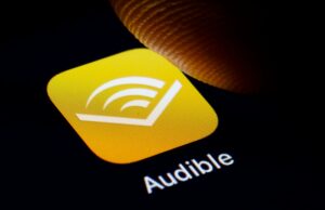 Audible lança um plano de assinatura ‘Padrão’ mais barato, desafiando o Spotify In this photo illustration the logo of Amazon Audible is displayed on a smartphone