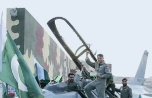 A Índia inicia ataques contra bases militares quando o Paquistão inicia ataques de foguetes no aprofundamento do conflito entre dois vizinhos armados nucleares O Exército Paquistanês compartilha esta imagem de seus pilotos e declarou: