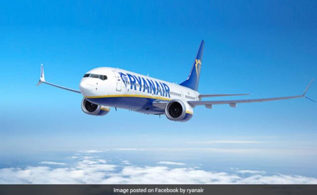 A Ryanair ordena que as aeromoças retornem o aumento do salário que receberam

