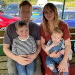 Terri-Anne Smith com seu marido Lincoln e Sons Ted, Seven e Avro, quatro