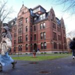 A administração de Trump proíbe Harvard da inscrição de estudantes estrangeiros