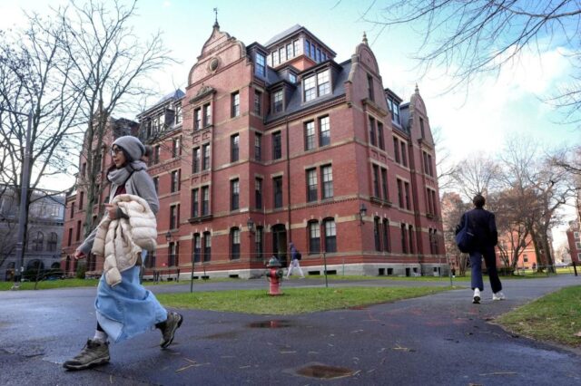 A administração de Trump proíbe Harvard da inscrição de estudantes estrangeiros

