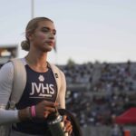 AB Hernandez, um estudante transexual da Jurupa Valley High School, sai do estádio depois de um salto triplo no Campeonato de Atletismo da High School da Califórnia na Califórnia em Califórnia, Califórnia, Califórnia