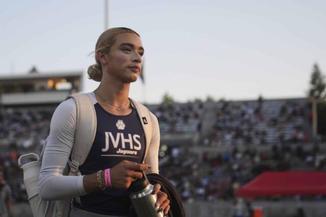 AB Hernandez, um estudante transexual da Jurupa Valley High School, sai do estádio depois de um salto triplo no Campeonato de Atletismo da High School da Califórnia na Califórnia em Califórnia, Califórnia, Califórnia