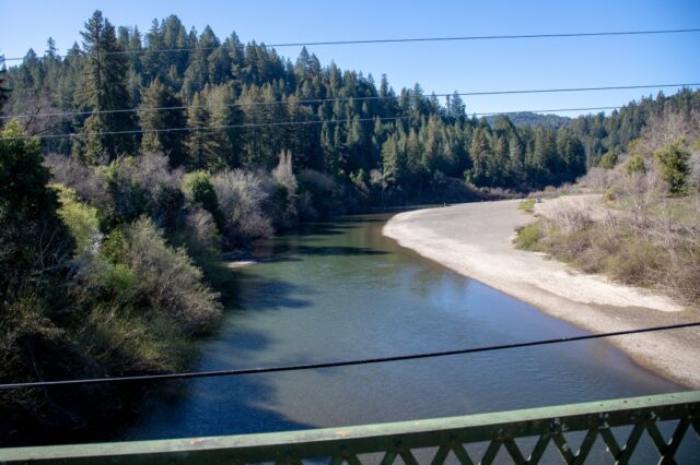 A água de Sonoma inicia a inflação da barragem de borracha do rio russo para apoiar o abastecimento regional de água

