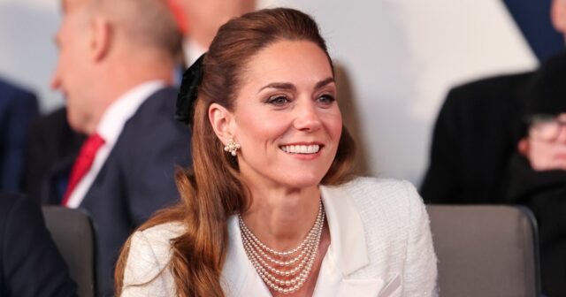A bolsa Chanel de US $ 5.000 Kate Middleton acabou de parecer US $ 24 e é um elemento básico de uma garota francesa

