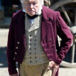 O ator Timothy West morreu
