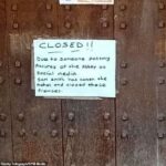 Um anúncio de 22 palavras ficou preso na Abadia de Darley em Darley, em Darley, em Darley, em Darley, em Darley Abbey, em Derbyshire
