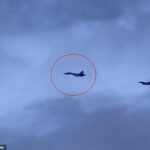 Fighter Russian Current Su-35, seguido pelo MiG-29 da Força Aérea Polish na foto acima do petroleiro Jaguar