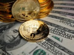 Hackers roubaram mais de US$ 2,7 bilhões em criptografia em 2025, mostram dados Bitcoin coins cryptocurrency on U.S. dollar banknotes background.