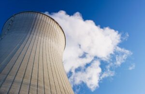 Meta assina acordos com três empresas nucleares para mais de 6 GW de energia Cooling tower at nuclear power plant emits steam.
