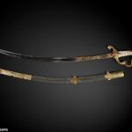 A espada com preço de Napoleão que ele usava por dez anos e distribuiu três meses antes da derrota na Batalha de Waterloo, apareceu à venda por 850.000 GBP