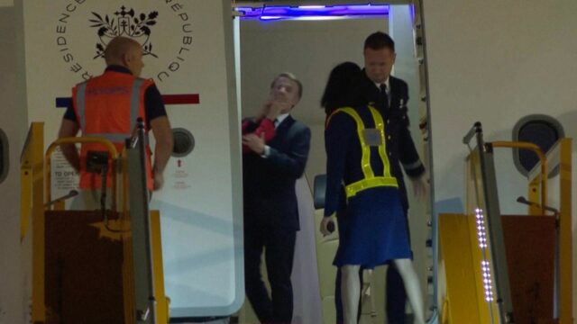 A esposa de Emmanuel Macron o viu colocando -o no rosto em um clipe de vírus quando o primeiro casal francês chega no Vietnã

