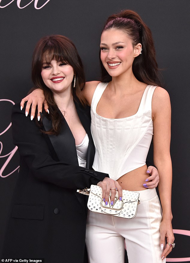 A estrela de Hollywood conforta Nicola Peltz no meio de Nicola Peltz tem um aliado na melhor amiga Selene Gomez, que tenta desesperadamente acalmá -la após uma disputa familiar desagradável, os iniciados disseram DailyMail.com