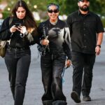 O filho mais velho Kim Kardashiana North West estreou na quarta -feira com dois acompanhantes igualmente negros quando pegou um filme em Calabasas com dois acompanhantes igualmente negros.