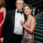 Phoebe Gates (à direita) aleatoriamente a deixou escorregar que seu pai, co -fundador da Microsoft Bill Gates (à esquerda), tem a síndrome de Asperger