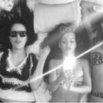 Enterrado em um arquivo de prova que foi entregue ao tribunal, esta foto de Rihanna (centro), Serena Williams (à direita) e uma mulher não identificada que se acredita ser a ex -assistente de Diddy, Capricórnio Clark. Eles posam sob um telhado espelhado em uma cama em julho de 2012