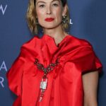 Rosamund Pike (na foto em abril) revelou que ela foi atingida na cara e teve o celular arrancando sua mão