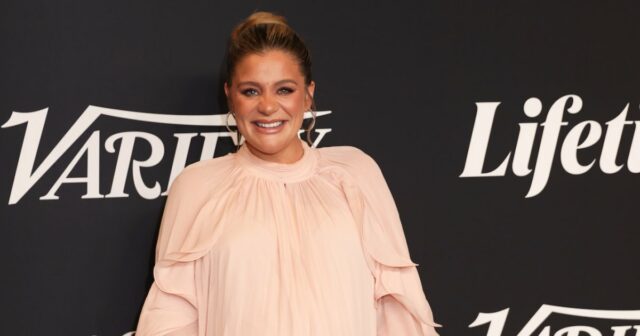 Lauren Alaina solicita a ajuda de seus animais de estimação para revelar o gênero do seu filho 693578702