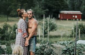 A história de uma família sobre viver fora da rede e sofrer perdas devastadoras no deserto norueguês Nik e Maria Payne viveram uma vida isolada com seus quatro filhos no deserto norueguês