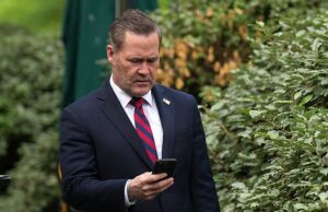 Trump faz um choque ao nomear o consultor eliminado Mike Waltz para a nova posição mais alta O consultor de segurança nacional Michael Waltz olha para o telefone enquanto se prepara para uma entrevista na TV na Casa Branca na quinta -feira imediatamente antes de disparar