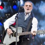 O vocalista Cockney Rebel Steve Harley supostamente deixou uma enorme quantidade de seis dígitos em seu testamento (na foto em 2017)