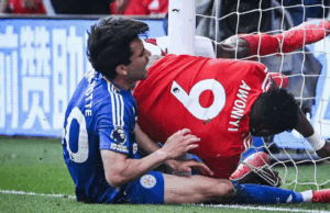 A lesão de Taiwo Awoniyi sacode a floresta de Nottingham: cirurgia incerta e futura incerta e futura Taiwo Awoniyi collides with the goalpost during Nottingham Forest vs Leicester City match