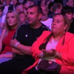 O amigo de Luke Littler, Faith Millar (à esquerda), foi descoberto torcendo pelos dardos na quinta -feira à noite