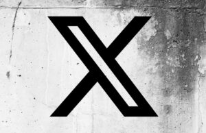 X está testando um novo formato de anúncio que conecta postagens a produtos X (formerly Twitter) logo on a cracked wall