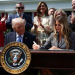 Em uma etapa incomum, a primeira -dama de Melania Trump (à direita) assinou o ato de derrubá -lo junto com o presidente Donald Trump (à direita) no jardim rosa na segunda -feira