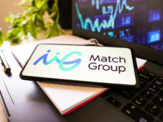 Match Group COO fora, enquanto os aplicativos de namoro lutam para se conectar com a Geração Z The Match Group Inc. logo is displayed on a smartphone screen.