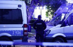 A polícia afirma que no local do suposto ataque do machado em uma universidade que permaneceu 1 morto e 1 ferido. A polícia afirma que no local do suposto ataque do machado em uma universidade que permaneceu 1 morto e 1 ferido.