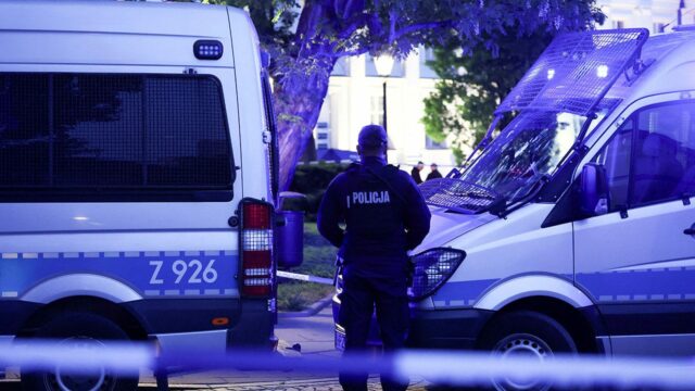 A polícia afirma que no local do suposto ataque do machado em uma universidade que permaneceu 1 morto e 1 ferido.



