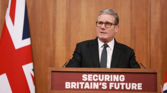 A polícia britânica está investigando um incêndio na Casa de Londres do primeiro -ministro Keir Starmer

