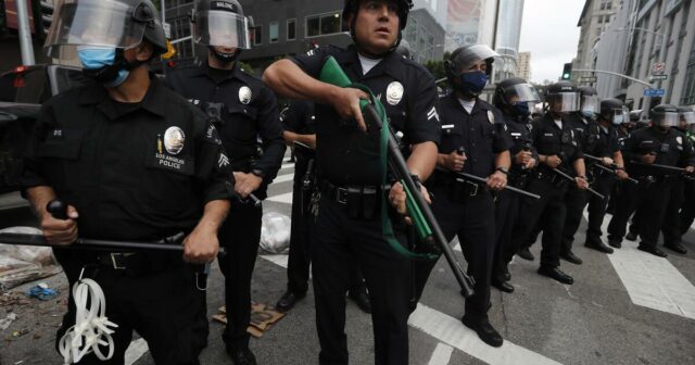 A polícia de Los Angeles ainda está prestando o protesto do protesto de George Floyd. Os processos de lei mudarão?

